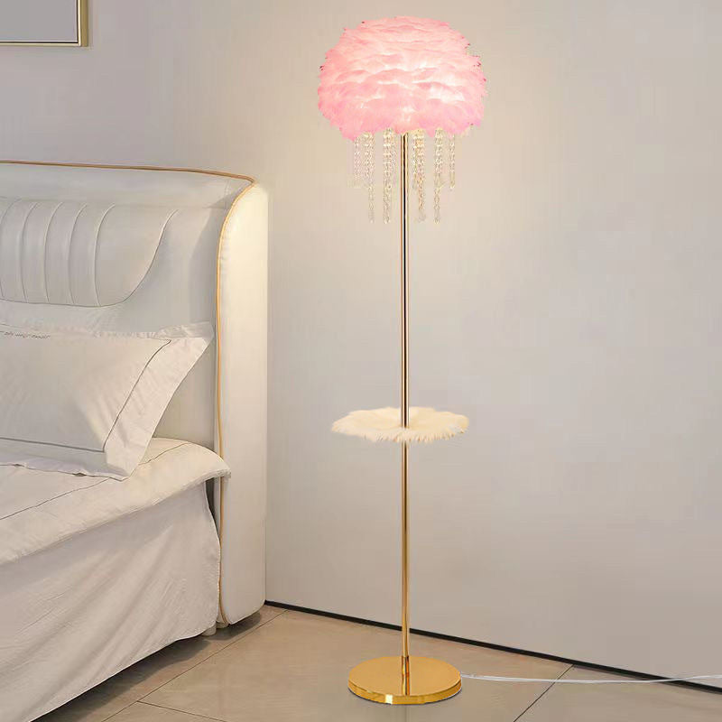 Künstlerische Stehlampe und Beistelltisch