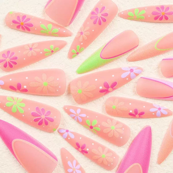 Kunstnagelset mit verspieltem Blumendesign und elegantem Hochglanz-Finish Karnz