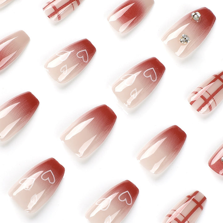 Elegante Nagelkunst mit Glitzerakzenten Karnz