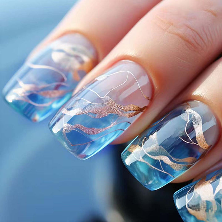 Kreative Nagelverzierung mit Gold-Akzenten Karnz