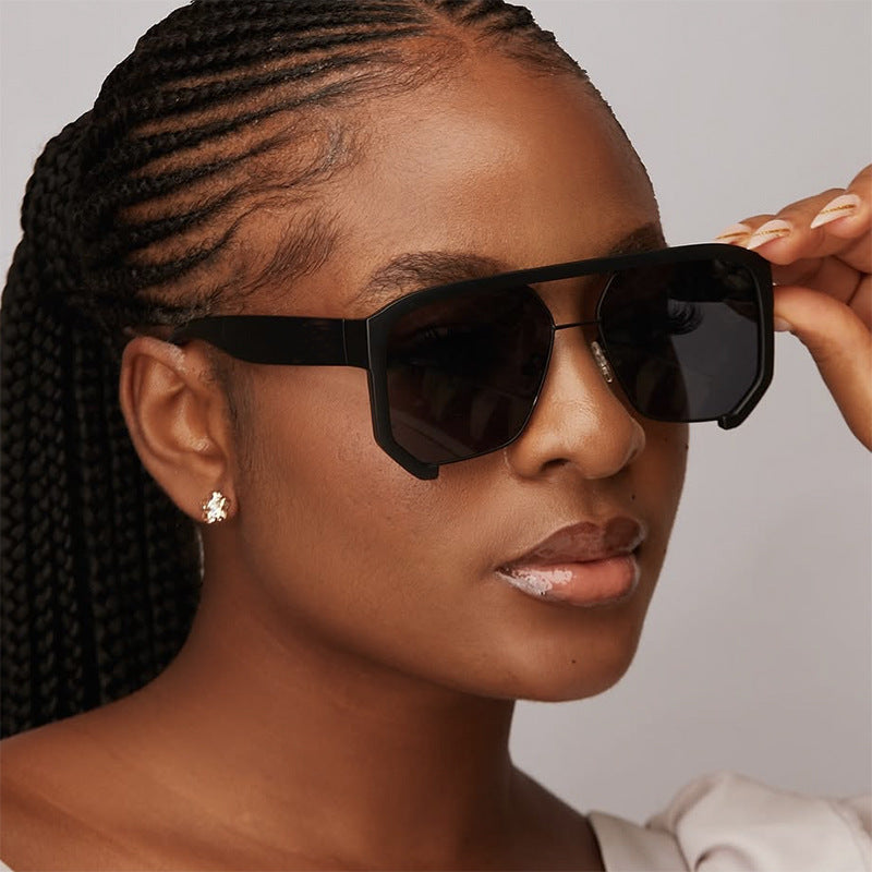 Damen modische Oversized-Sonnenbrille mit eleganter, facettierter Rahmenkonstruktion Karnz