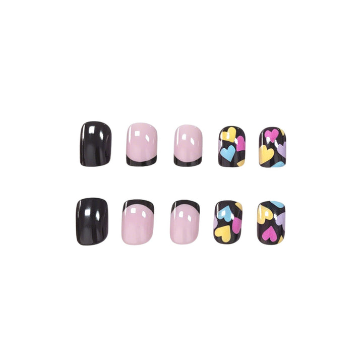 Künstlerisches Herzmuster Nagelkunst Karnz