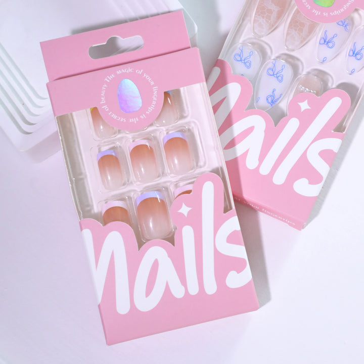 Kreative Nagelverlängerungen mit buntem French-Tip Karnz