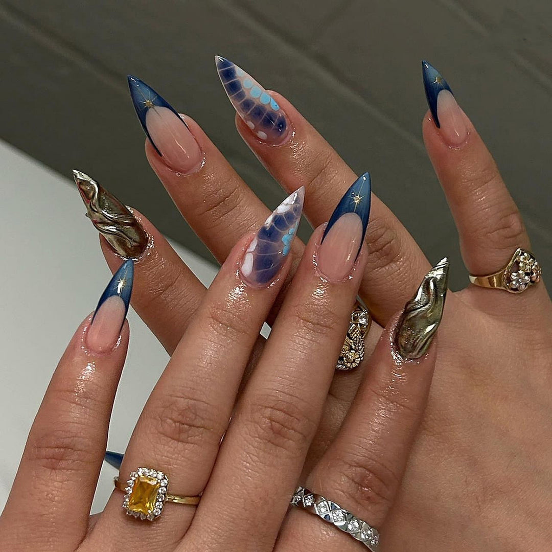 Kunstvolle Stiletto-Nägel mit Glitzer und außergewöhnlichem Design Karnz