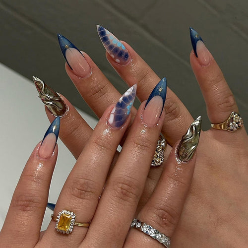 Kunstvolle Stiletto-Nägel mit Glitzer und außergewöhnlichem Design Karnz