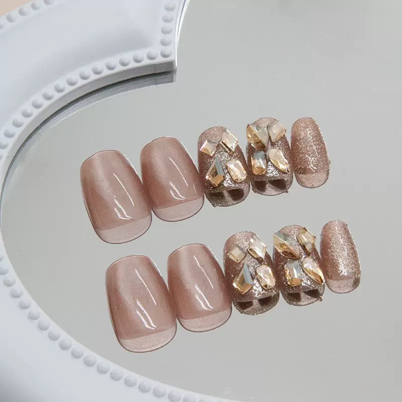 Glitter Nagelset mit luxuriösen Steinverzierungen Karnz