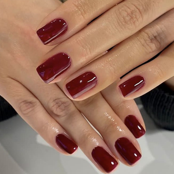 Kunstnagelset mit elegantem, glänzendem Finish Karnz