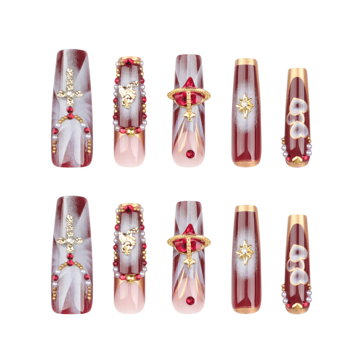 Kunstvolle Nagelkunst mit Glitzer- und Herzmotiven Karnz