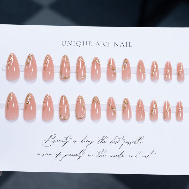 Verschnörkelte Stiletto-Nagelkunst