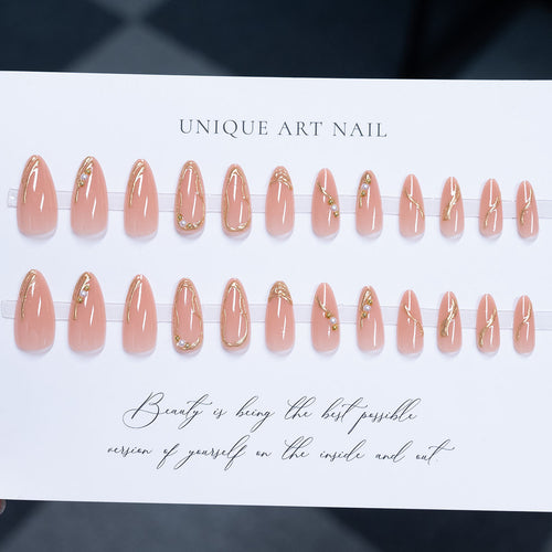 Verschnörkelte Stiletto-Nagelkunst