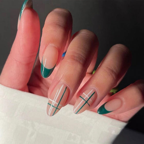 Kunstvolle Nailart mit modernem Geometrie-Design Karnz