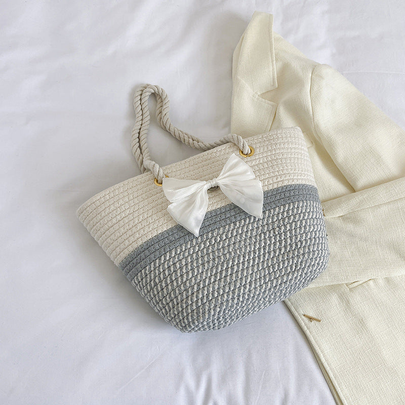 Handgefertigte Strohtasche mit floralem Detail Karnz
