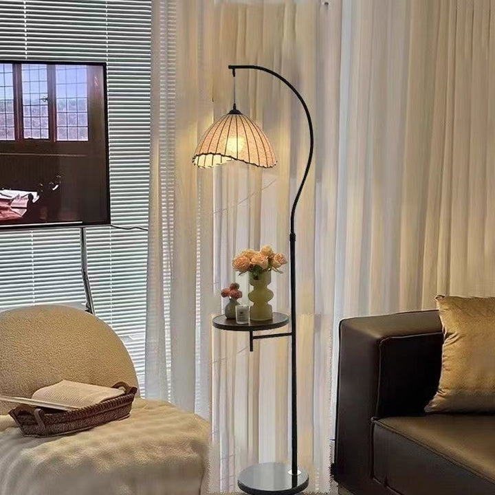 Verstellbare Bogenstehlampe mit integriertem Beistelltisch