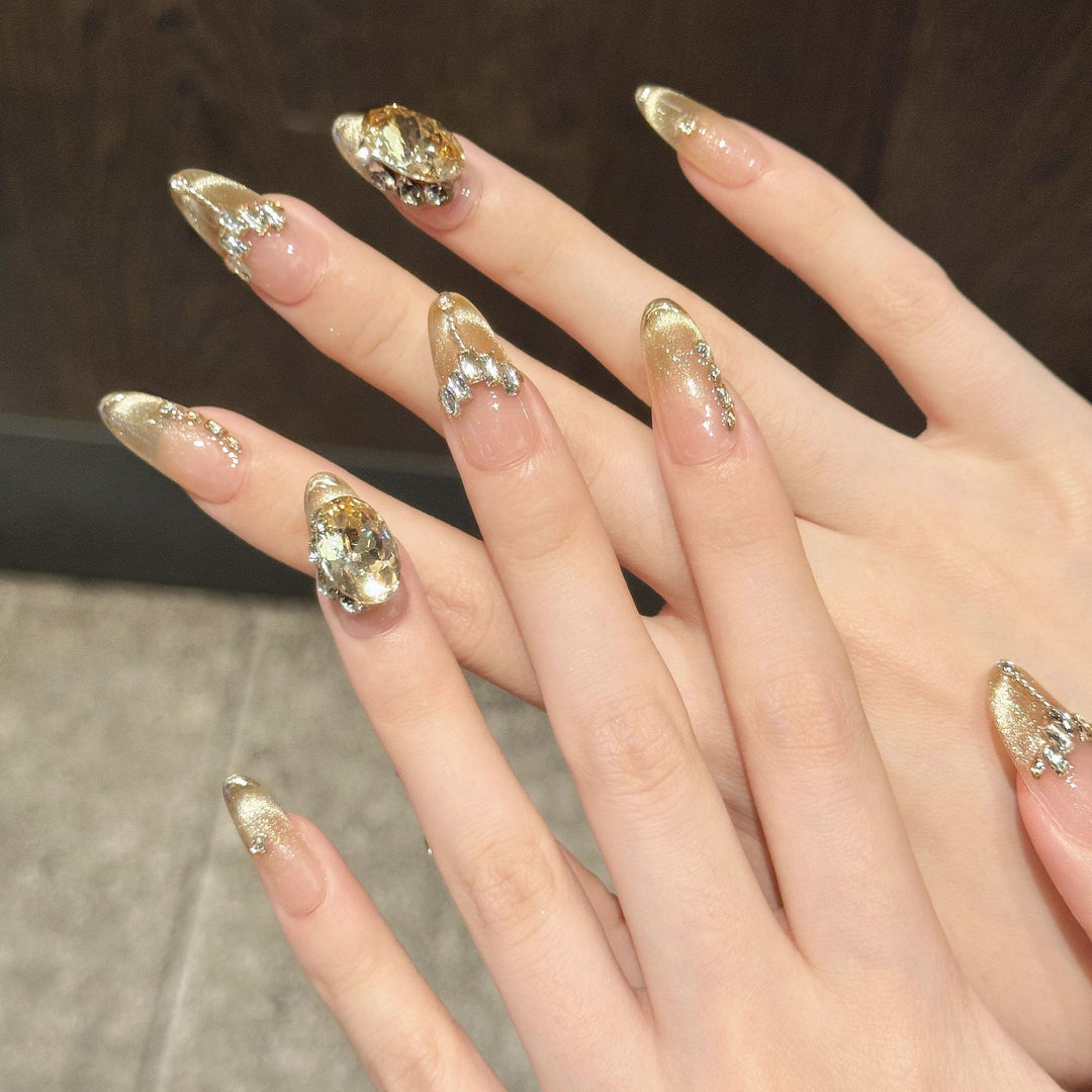Elegantes Press-On-Nail-Set mit Edelstein-Akzenten