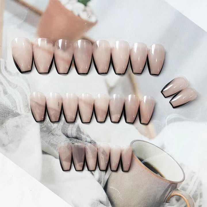 Kunstvolle Nagelverlängerungen mit eleganter French-Spitze Karnz
