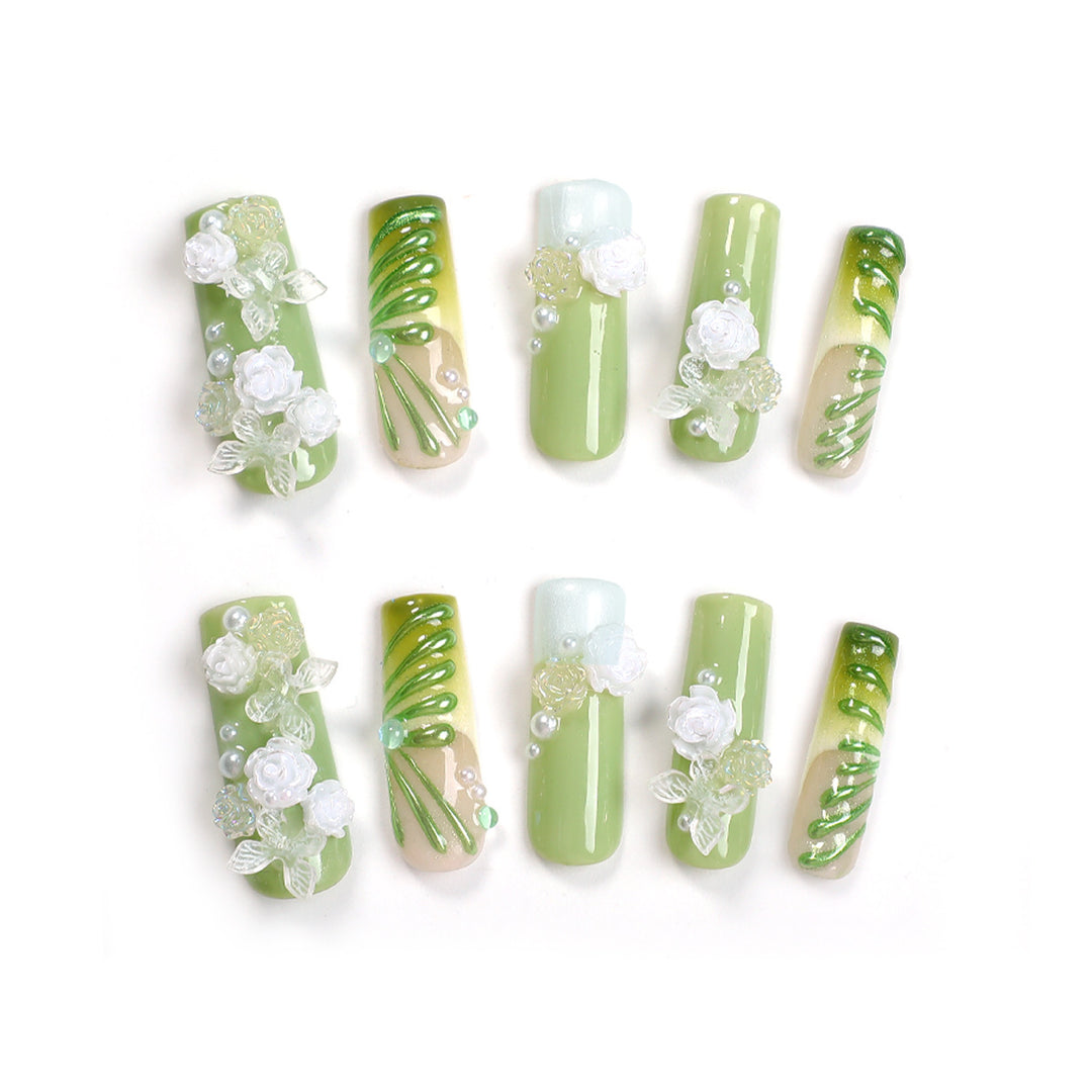 Kreatives Nagelset mit floralem Design und filigranen Akzenten Karnz