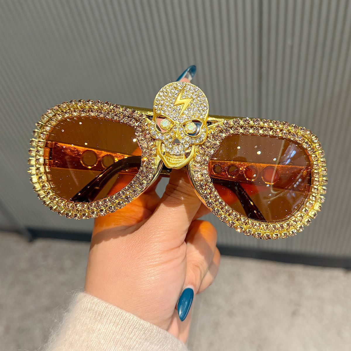 Damen Statement-Sonnenbrille mit auffälligem Totenkopf-Design und funkelndem Kristallbesatz Karnz