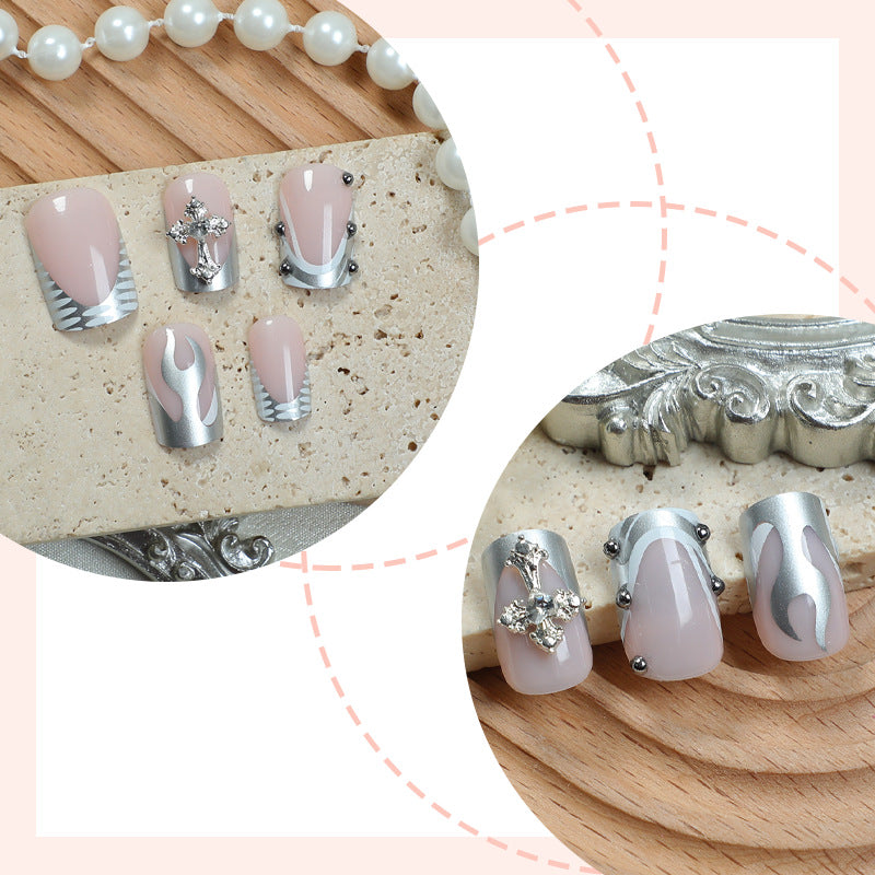 Dekoratives Press-On Nagelkunstset mit stilvollen Marmor- und Edelsteinakzenten Karnz