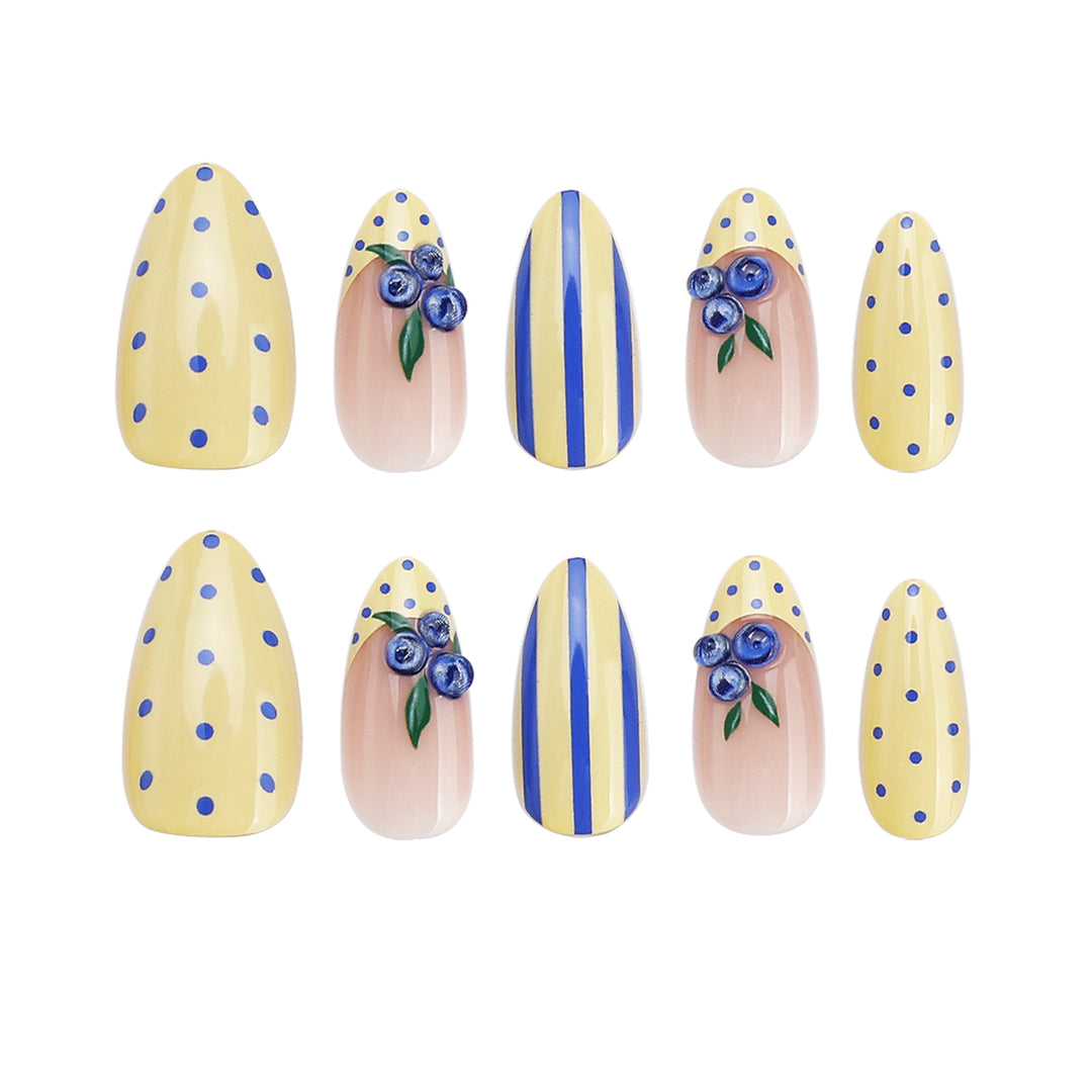 Kunstvolle Stiletto-Nägel mit floralen Akzenten und bunten Mustern Karnz