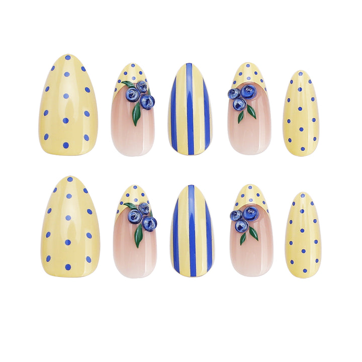 Kunstvolle Stiletto-Nägel mit floralen Akzenten und bunten Mustern Karnz