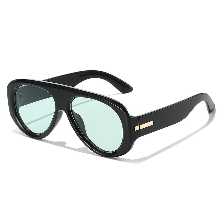Vintage-inspirierte Fliegerbrille mit subtilen goldenen Akzenten Karnz