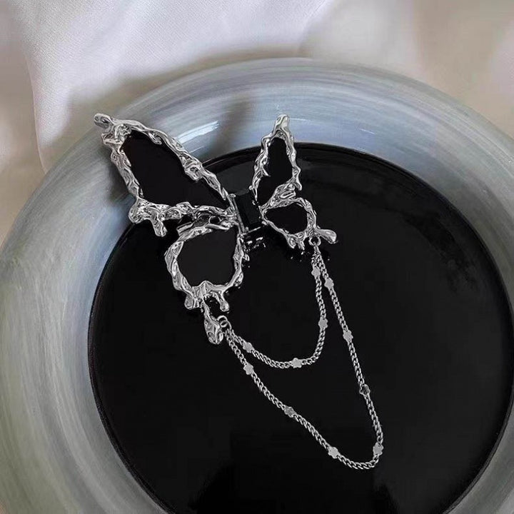 Elegante Brosche mit Blumen- und Kettenmotiv Karnz