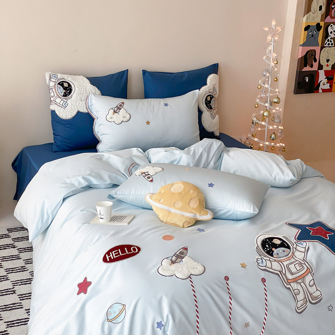 Kindermotivierte Baumwoll-Bettbezug-Set mit Platz-Theme, bestickt mit Kissenbezügen und Pom Pom-Besatz