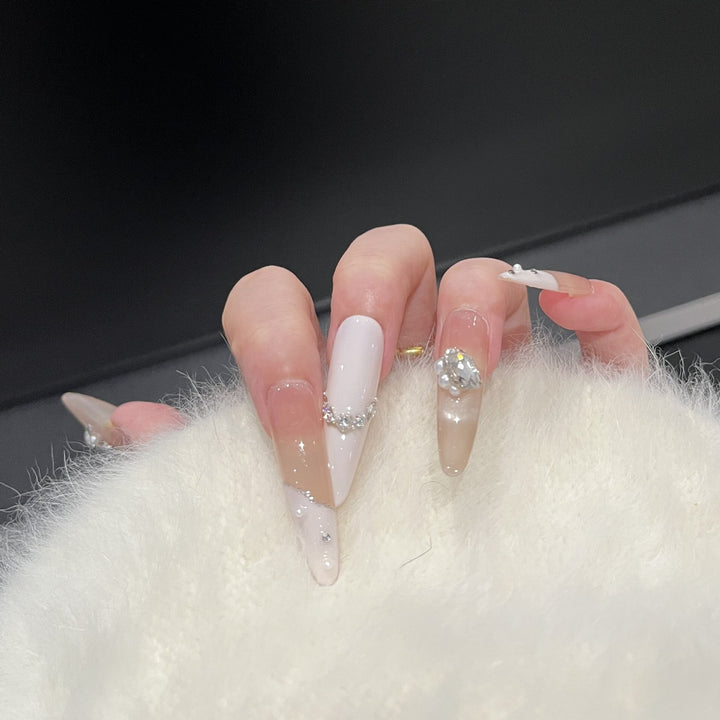 Dekoratives Press-On-Nail-Art-Set mit luxuriösen Edelstein-Accents Karnz
