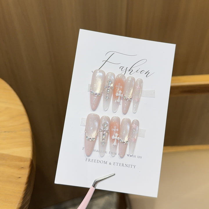 Kunstnägel mit Funkelnden Strass- und Glitzereffekten Karnz