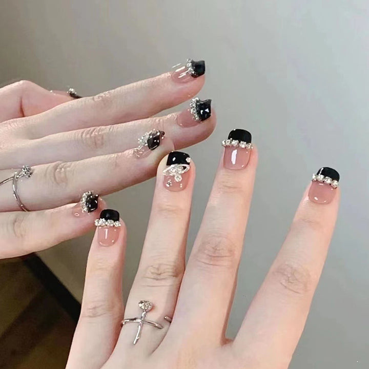 Glamouröses Kunstnagelset mit funkelnden Kristallverzierungen Karnz