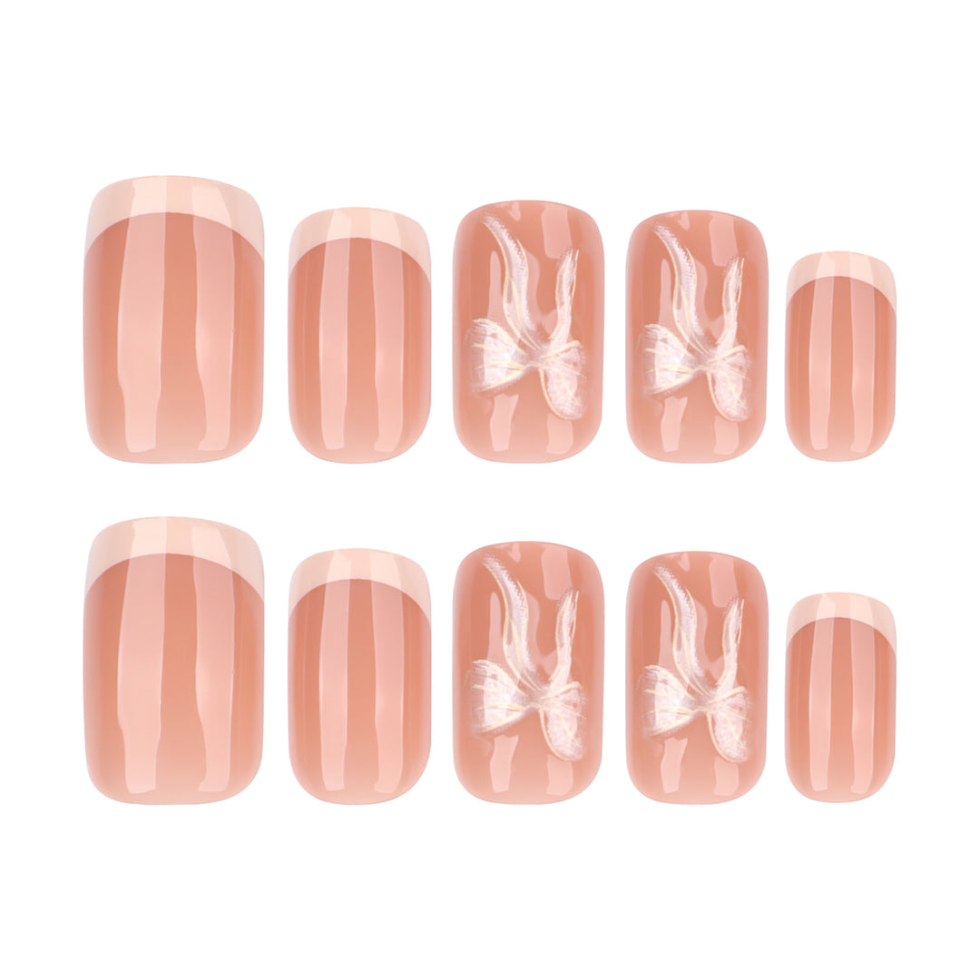 Künstliche Nagelkunst mit zartem floralen Design Karnz