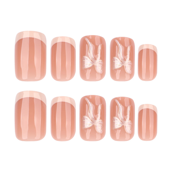 Künstliche Nagelkunst mit zartem floralen Design Karnz