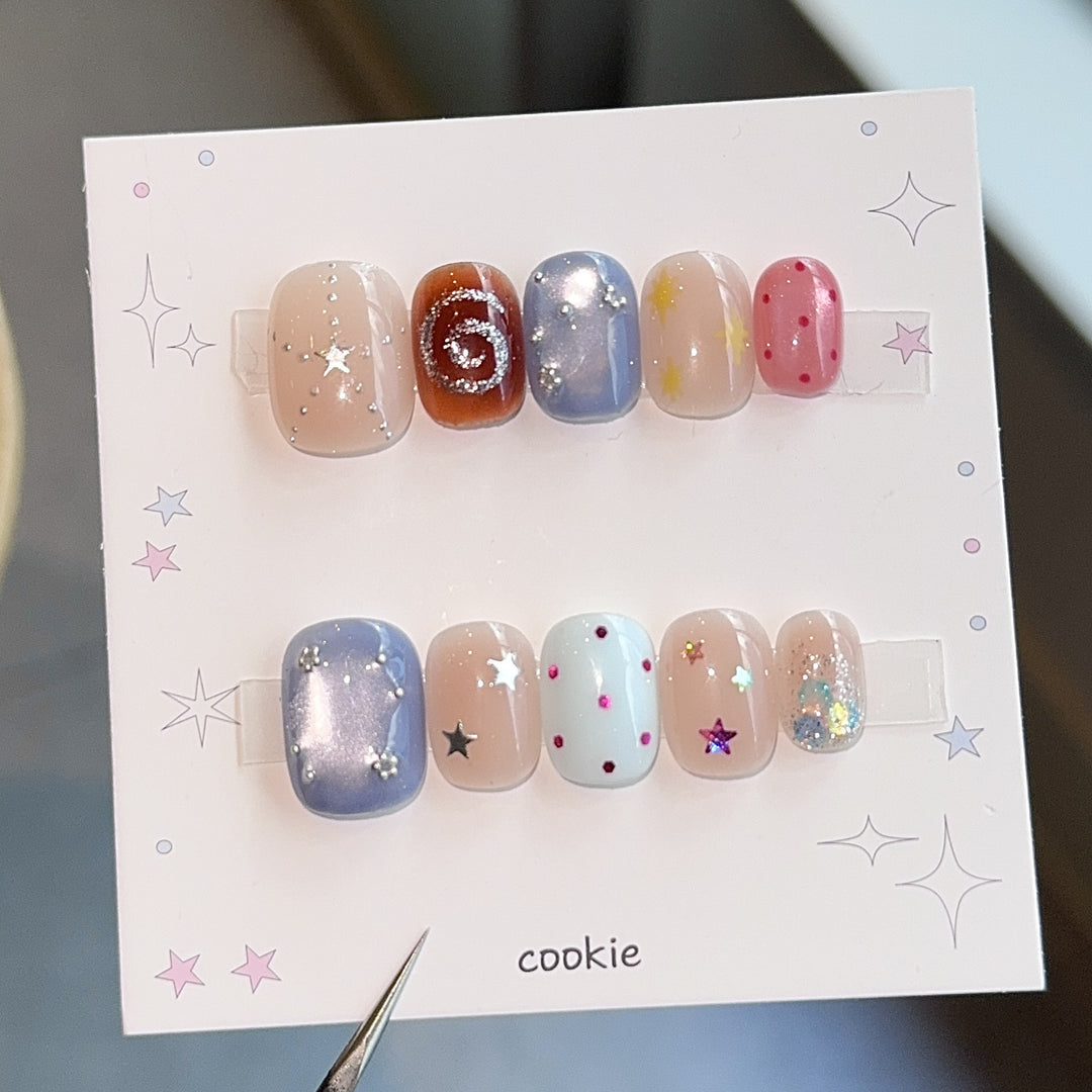 Kreative Kunstnägel mit Funkelnden Sternenmotiven Karnz