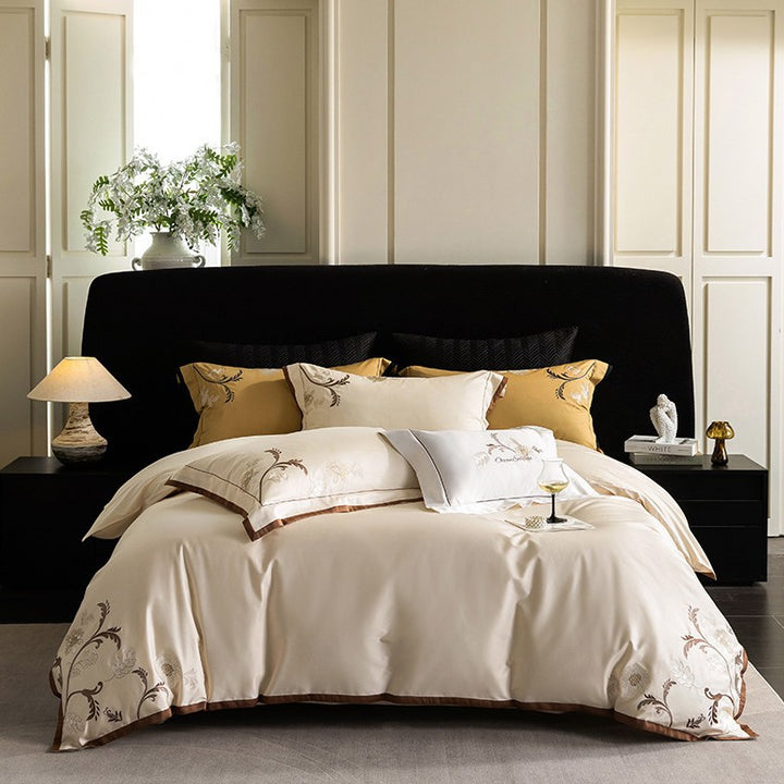 Luxuriöses besticktes Satin-Bettwäsche-Set mit floralem Eckmotiv und Kontrastpaspel