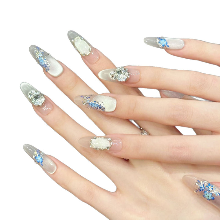Blumengeschmücktes Press-On-Nagelset mit Edelsteinakzenten