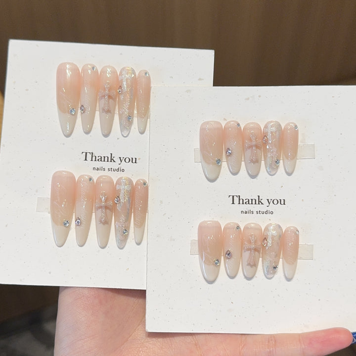 Kunstnagelspitzen mit Eleganten Akzenten Karnz