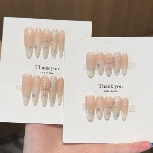 Kunstnagelspitzen mit Eleganten Akzenten Karnz