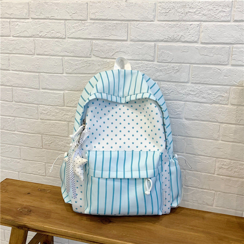 Niedlicher gestreifter Schulrucksack