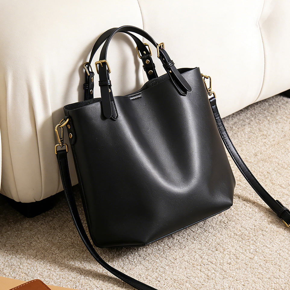 Strukturierte vegane Ledertasche mit verstellbarem Riemen und goldenen Beschlägen