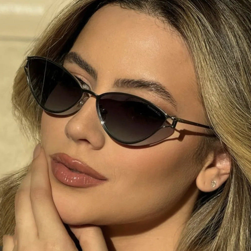 Damen Cat-Eye Sonnenbrille mit schützendem UV-Filter und elegantem Metallrahmen Karnz