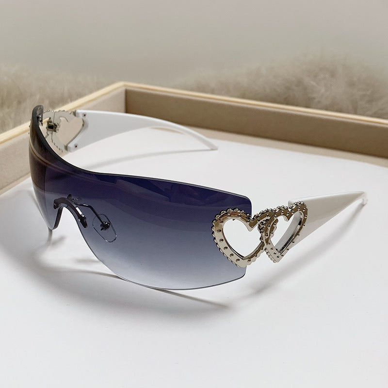 Damen Designer-Sonnenbrille mit luxuriösem Herz-Akzent Karnz