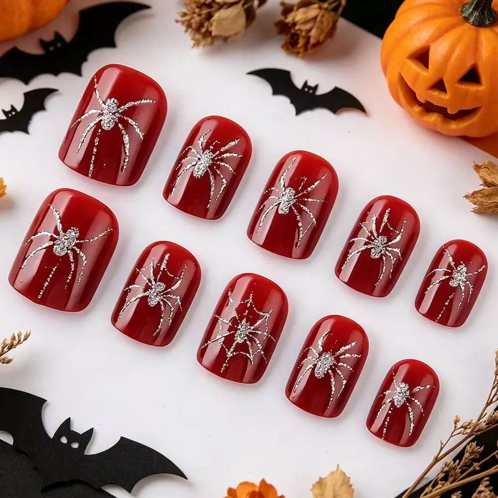 Kunstnagelset mit schaurigen Spinnen- und Glitzerakzenten Karnz