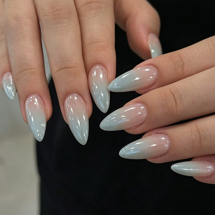 Grafische Stiletto-Nägel mit elegantem Ombre-Effekt Karnz