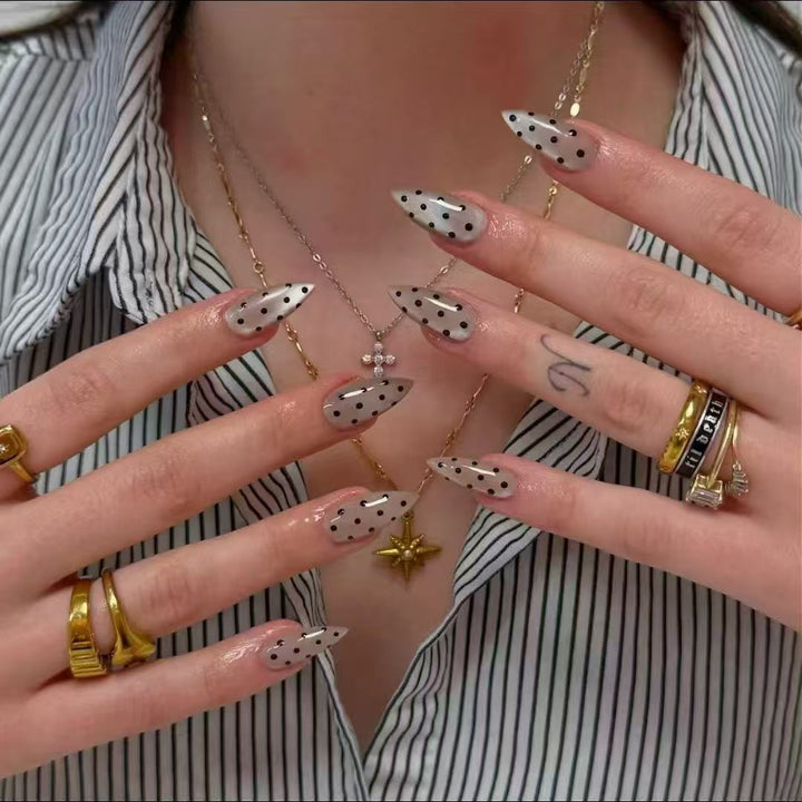 Dekorative Nagelkunst Karnz