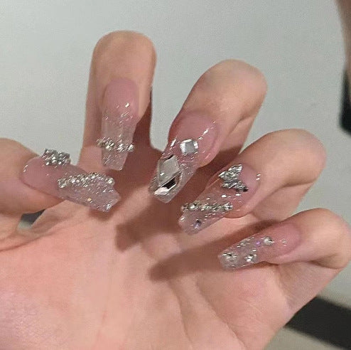 Kunstvolle Nagelkunst mit Glitzer- und Blumenapplikationen Karnz