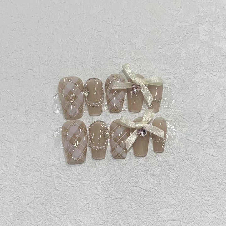 Elegantes Press-On-Nagelkunst-Set mit Bändern und Edelsteinakzenten Karnz