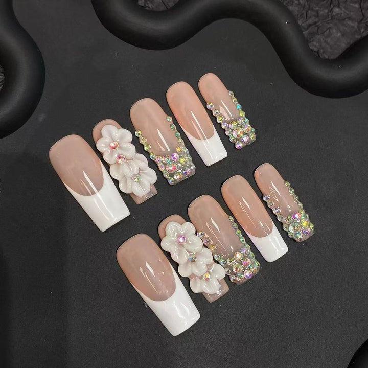 Elegante Blumen- und Strass-Press-On-Nagelset