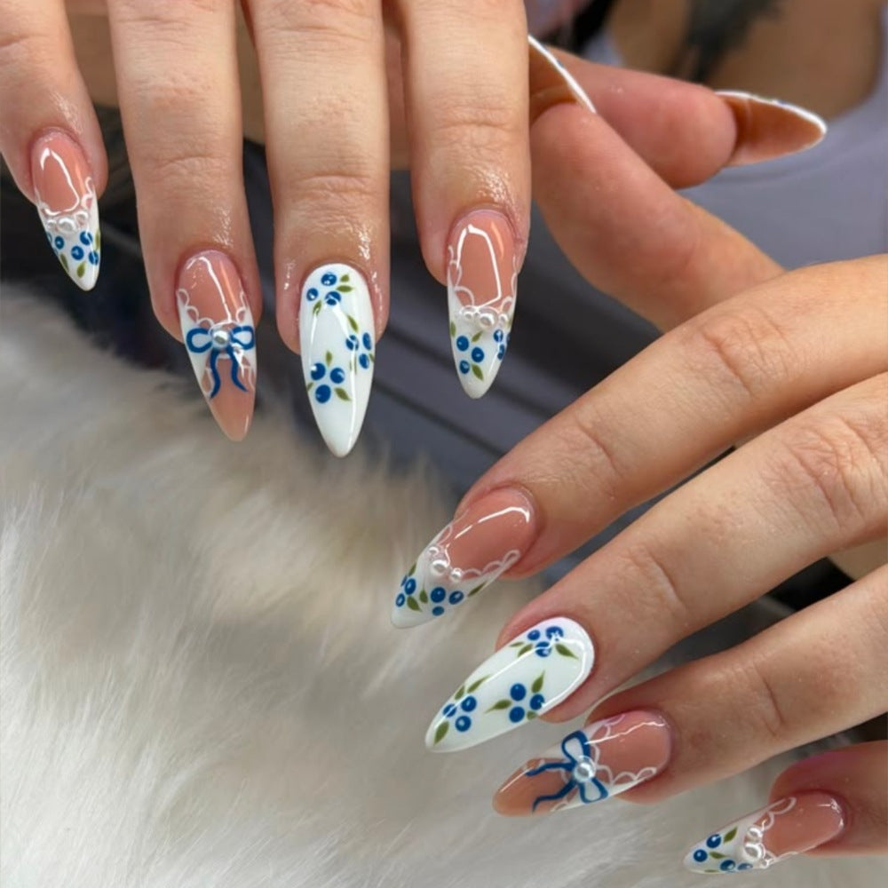 Kunstnägel mit Romantischem Blumen- und Schleifendekor Karnz