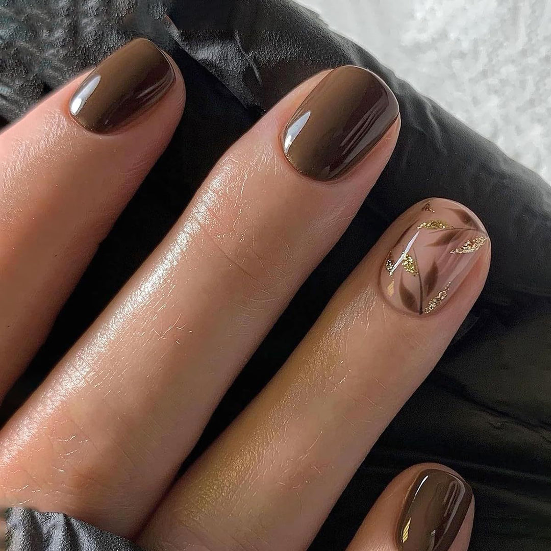 Kunstnagelset mit elegantem Marmor-Design und goldenen Akzenten Karnz