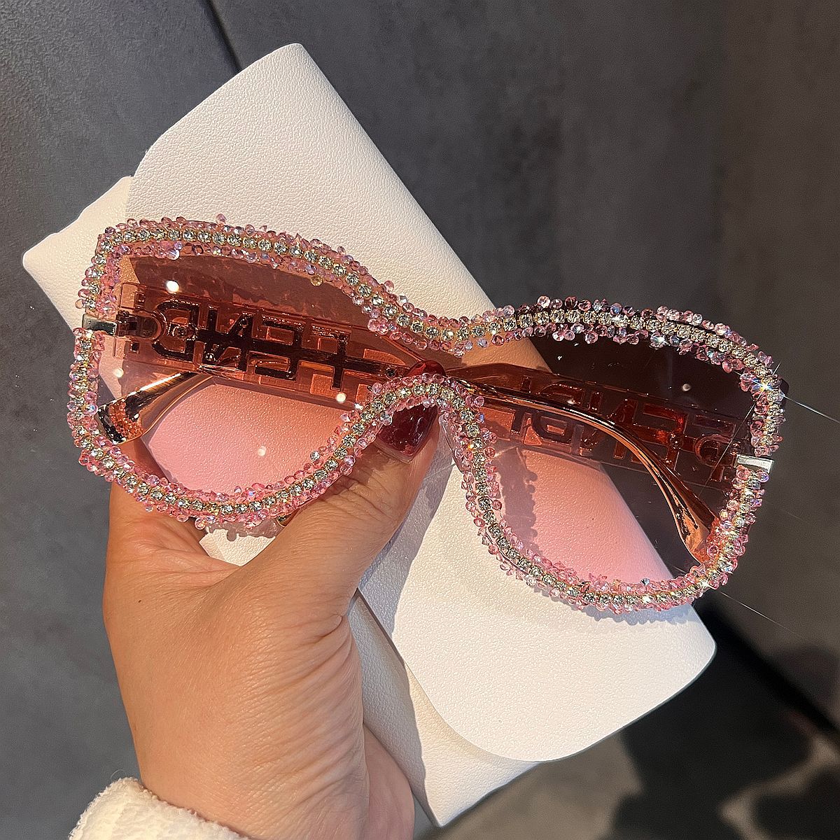 Damen Glamouröse Sonnenbrille mit auffälligem Kristallrahmen Karnz